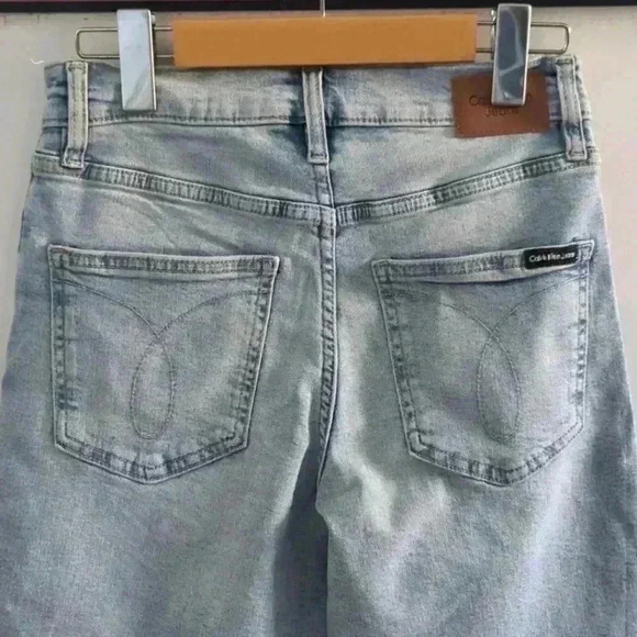 CALVIN KLEIN | Women's Light Wash High Rise Ripped Hem Shorts - Picture 5 of 5